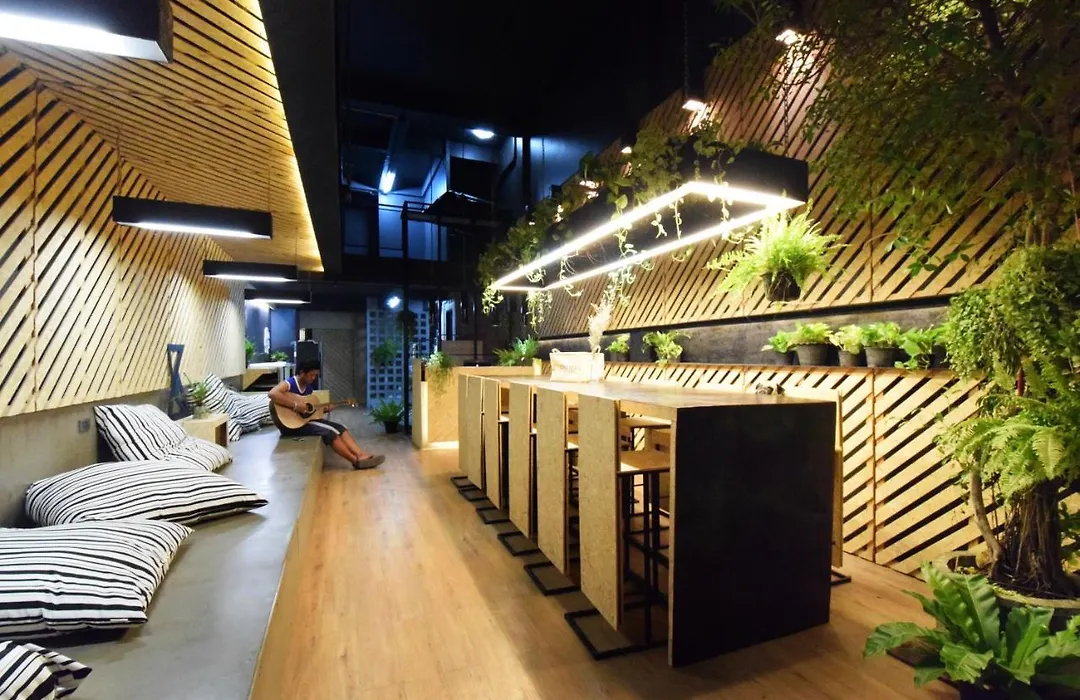 Hugger Hostel (Adults Only)-1